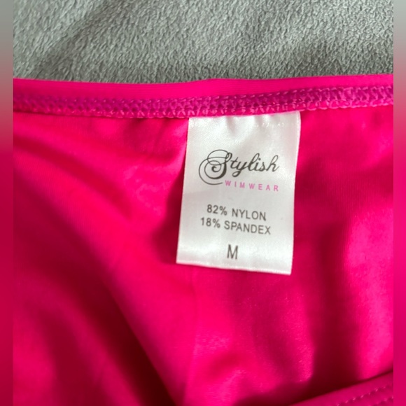 Pink bikinis - Picture 2 of 8